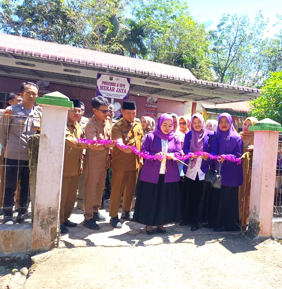 Tingkatkan Kualitas Layanan Dasar, Ketua Pembina Posyandu Kabupaten Sijunjung, Ny. Nedia Fitri Benny Dwifa, Resmi Melaunching Posyandu 6 Standar Pelayanan Minimal (SPM) Kecamatan Koto VII di Posyandu Mekar Jaya Nagari Guguak